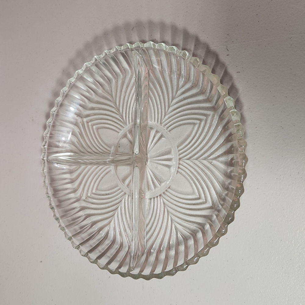 ☀️Vintage Floral Exterior Detail Glass Accent 3 Divided Section Dish
